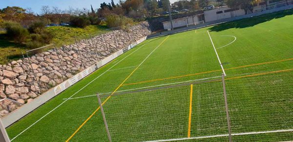 Instalación y mantenimiento de césped artificial en campos de futbol · Pavimentos recreativos