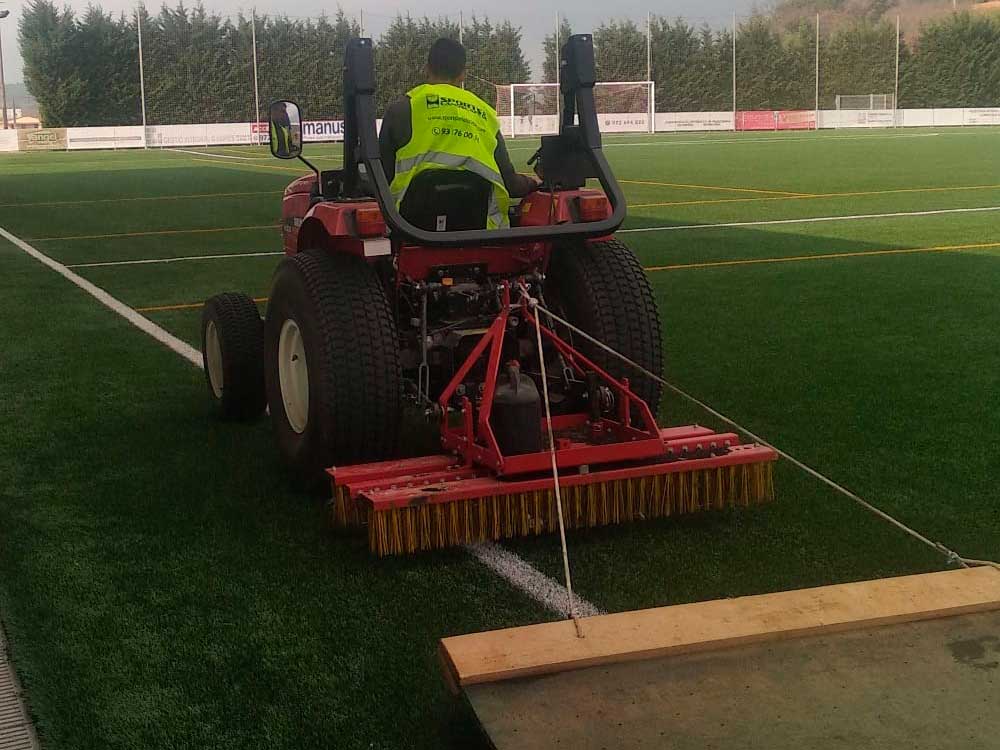 Mantenimiento de césped artificial campos de futbol · Pavimentos recreativos