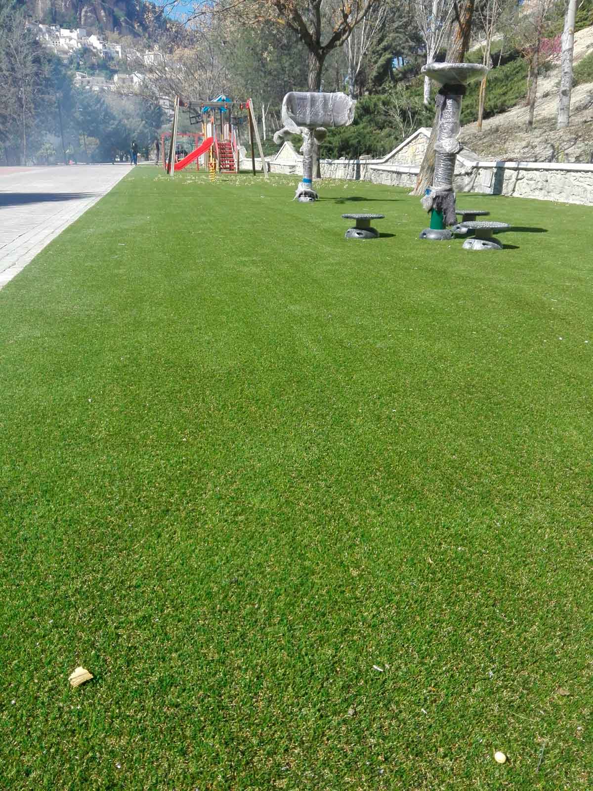 Instalación y mantenimiento de césped artificial decorativo para parques infantiles · Pavimentos recreativos Instalación y mantenimiento de césped artificial decorativo para parques infantiles · Pavimentos recreativos