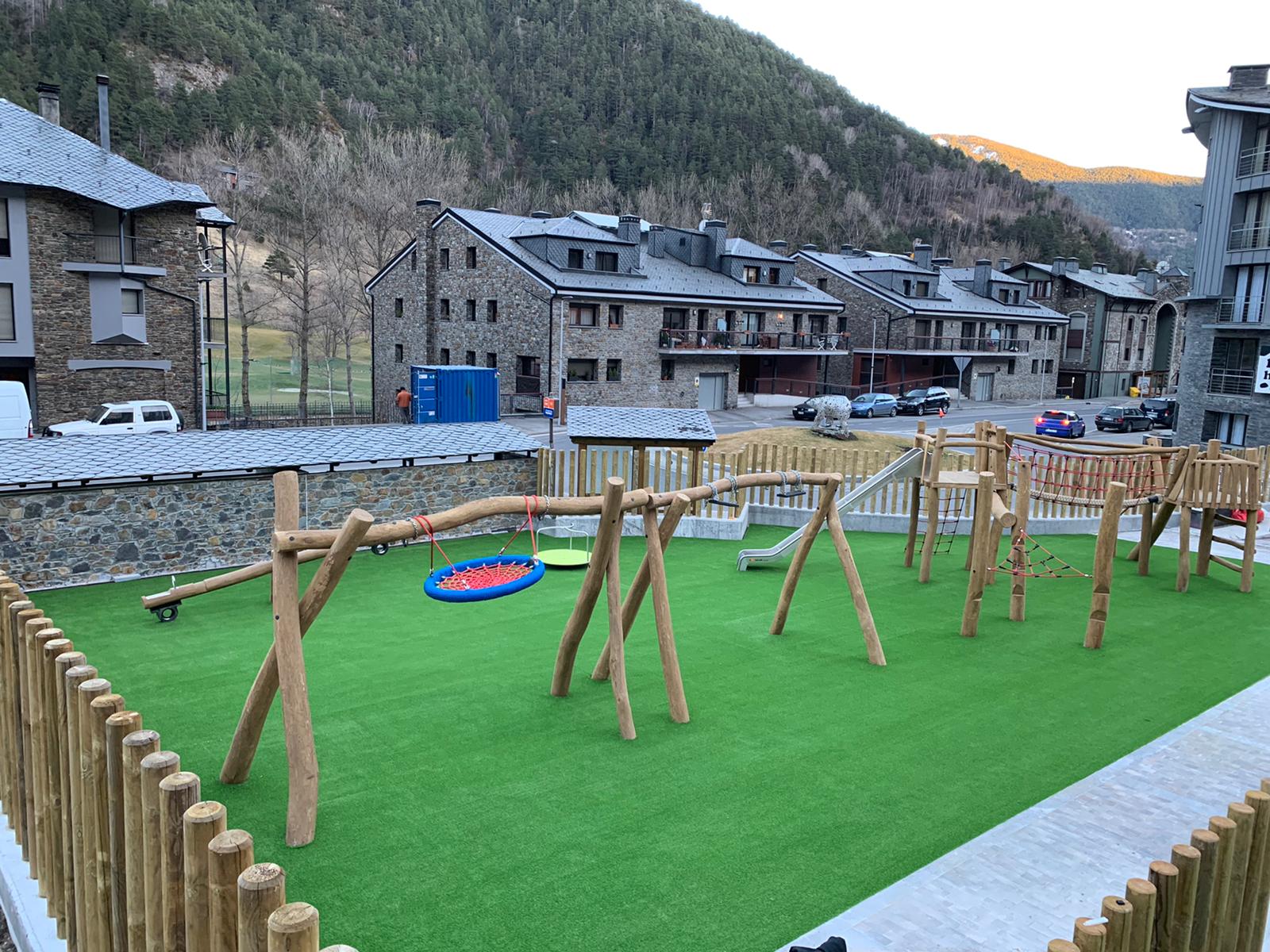 Instalación de césped artificial par aparques infantiles · Pavimentos recreativos Instalación de césped artificial par aparques infantiles · Pavimentos recreativos