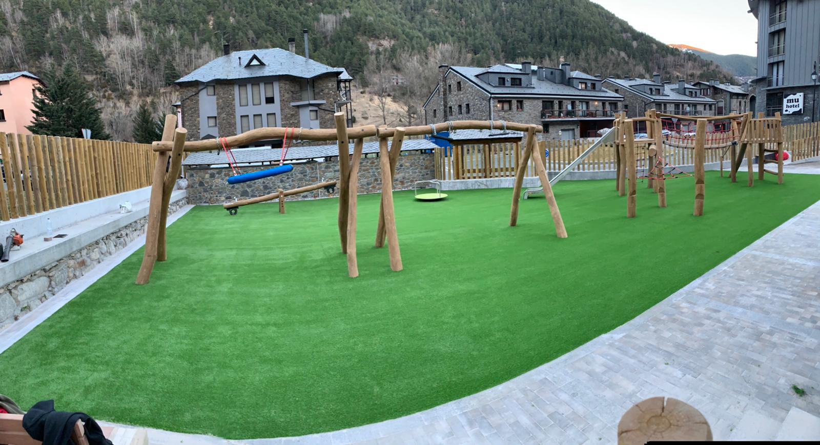 Instalación de césped artificial par aparques infantiles · Pavimentos recreativos Instalación de césped artificial par aparques infantiles · Pavimentos recreativos